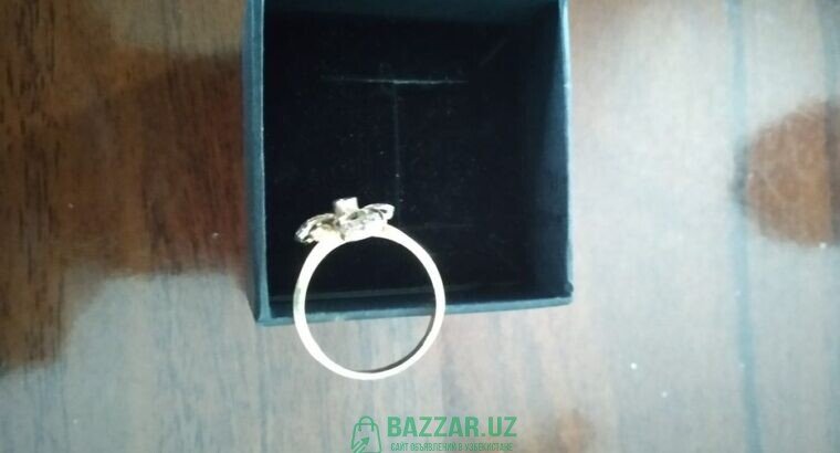Продам бриллиантовое кольцо с изумрудом