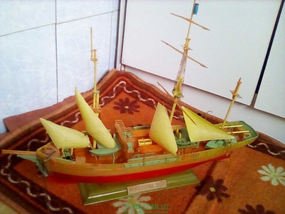 Модель корабля военного