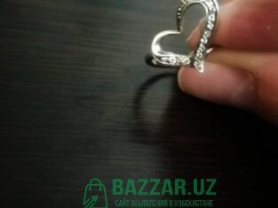 Кольцо в виде сердца из серебра.