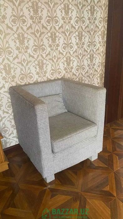 Небольшое серое кресло