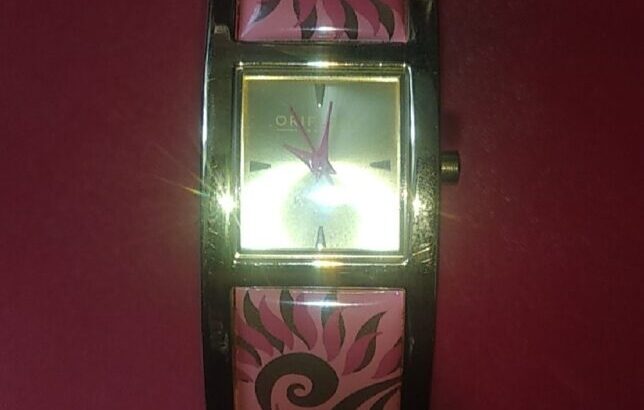 Продаются наручные женские часы в виде браслета