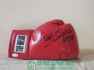 Боксерская перчатка с автографом Дольфа Лундгрена