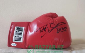 Боксерская перчатка с автографом Дольфа Лундгрена