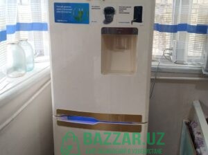 Холодильник Самсунг с диспенсером для воды.