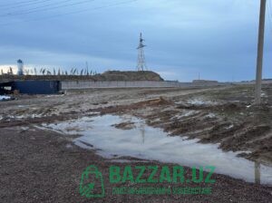 Девор билан уралган тайёр йер