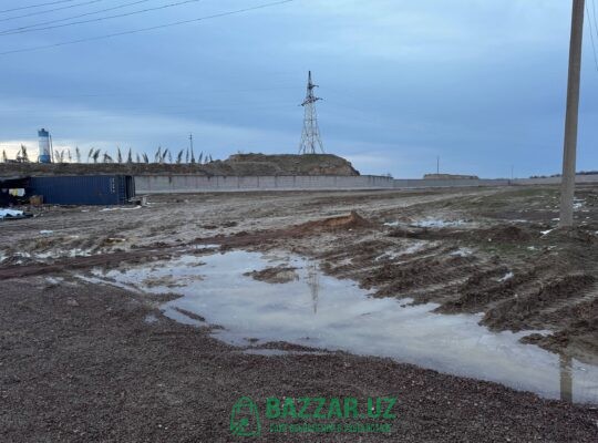 Девор билан уралган тайёр йер
