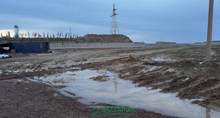 Девор билан уралган тайёр йер