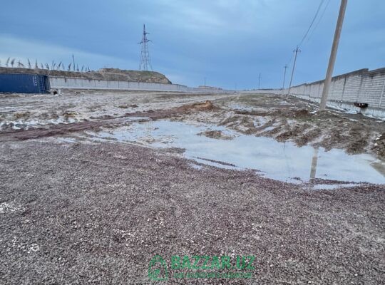 Девор билан уралган тайёр йер