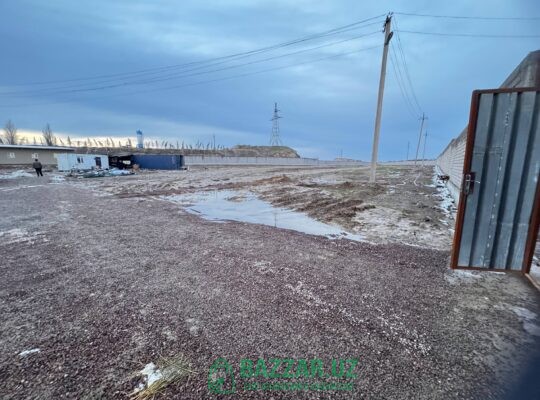 Девор билан уралган тайёр йер