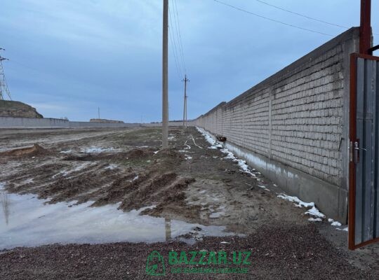 Девор билан уралган тайёр йер