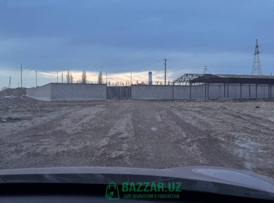 Девор билан уралган тайёр йер